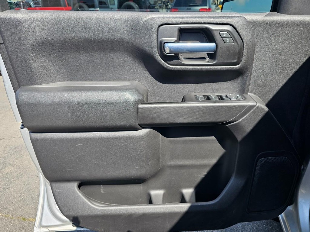 Chevrolet Silverado 1500 Vehicle Full-screen Gallery Image 16