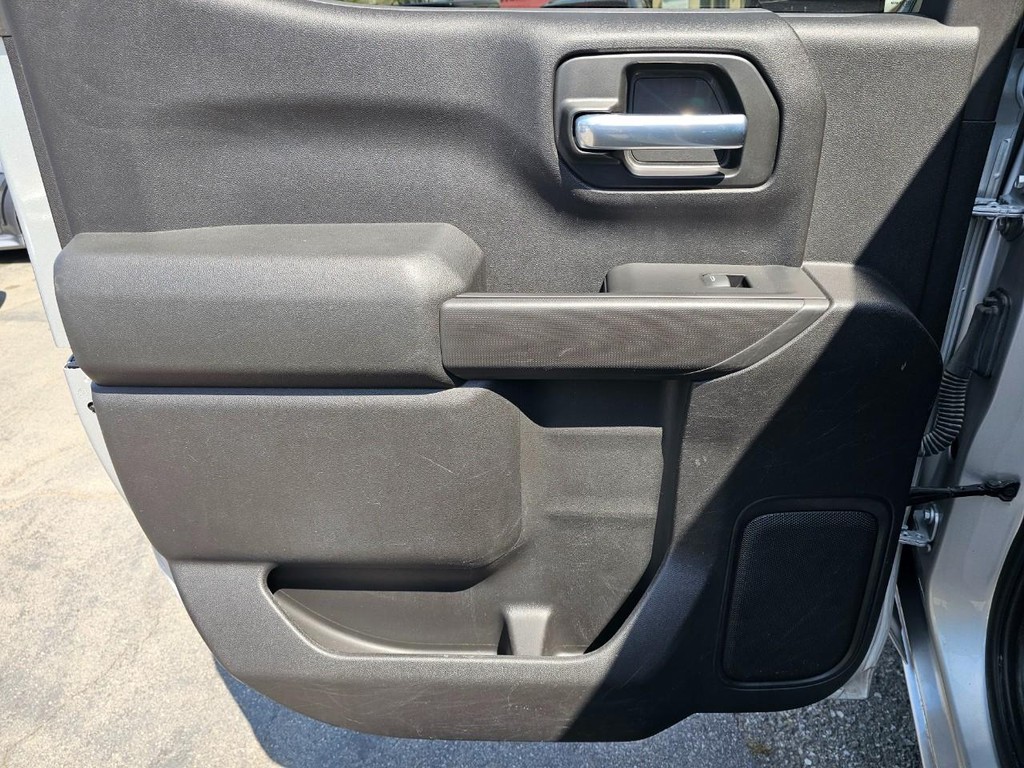 Chevrolet Silverado 1500 Vehicle Full-screen Gallery Image 23