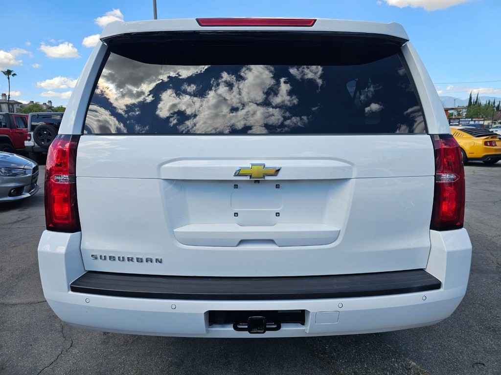 Chevrolet Suburban Vehicle Full-screen Gallery Image 5
