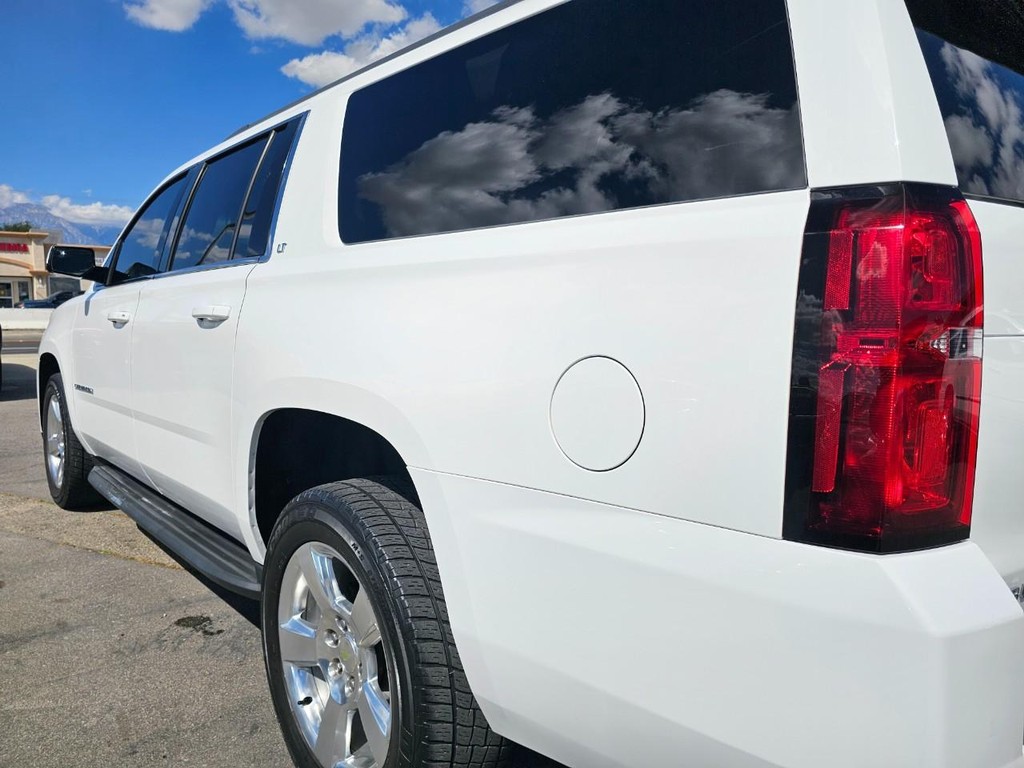 Chevrolet Suburban Vehicle Full-screen Gallery Image 12