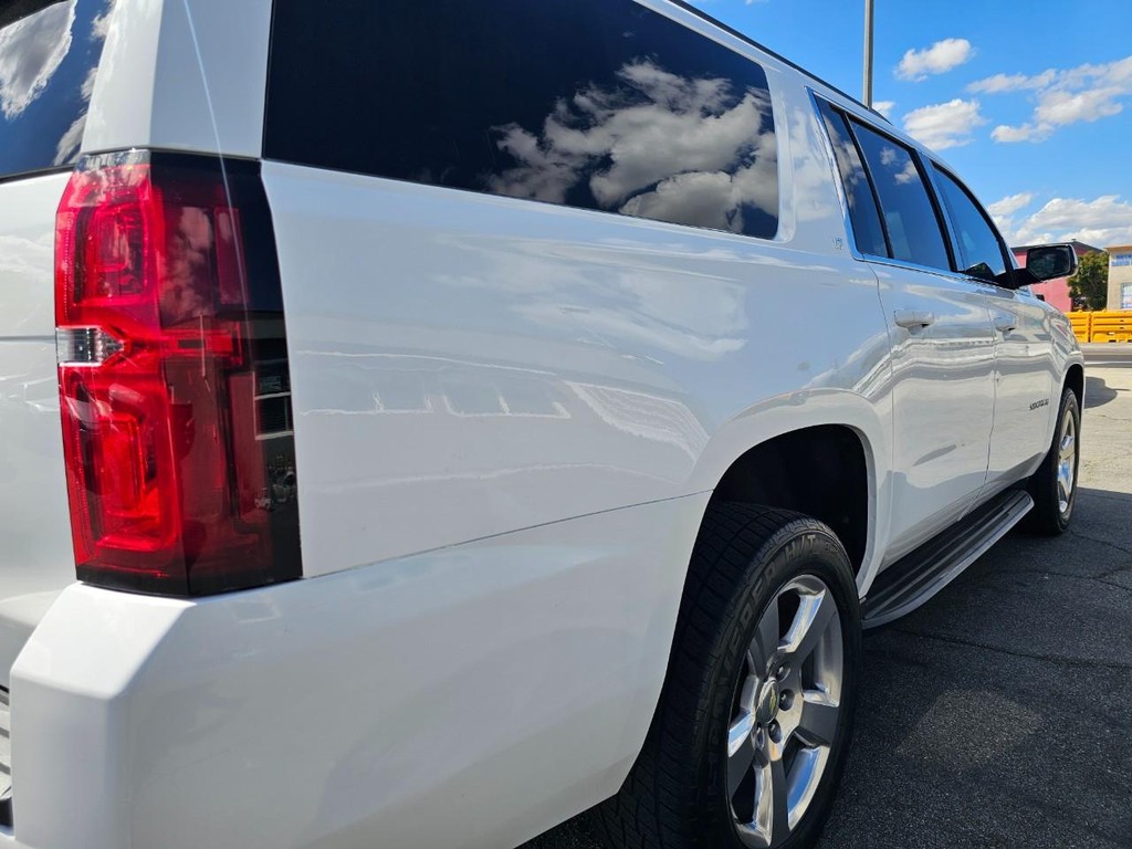 Chevrolet Suburban Vehicle Full-screen Gallery Image 13
