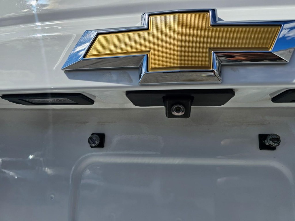 Chevrolet Suburban Vehicle Full-screen Gallery Image 14