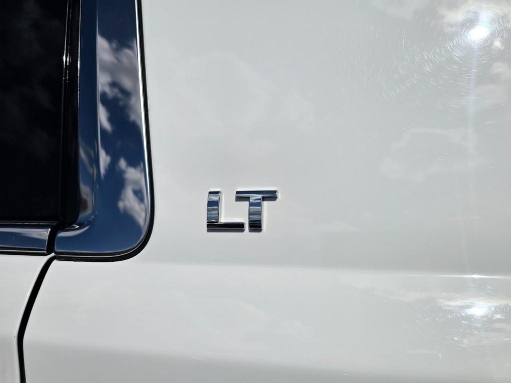 Chevrolet Suburban Vehicle Full-screen Gallery Image 16