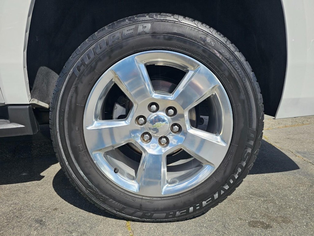 Chevrolet Suburban Vehicle Full-screen Gallery Image 17