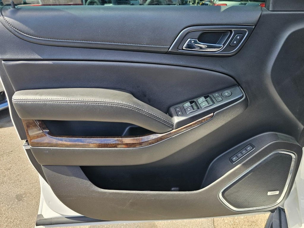 Chevrolet Suburban Vehicle Full-screen Gallery Image 18