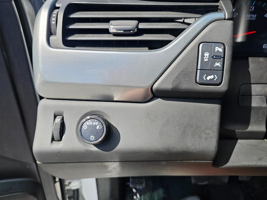 Chevrolet Suburban Vehicle Full-screen Gallery Image 20