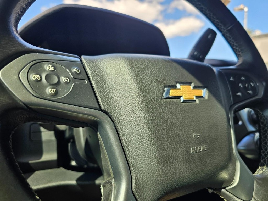 Chevrolet Suburban Vehicle Full-screen Gallery Image 21