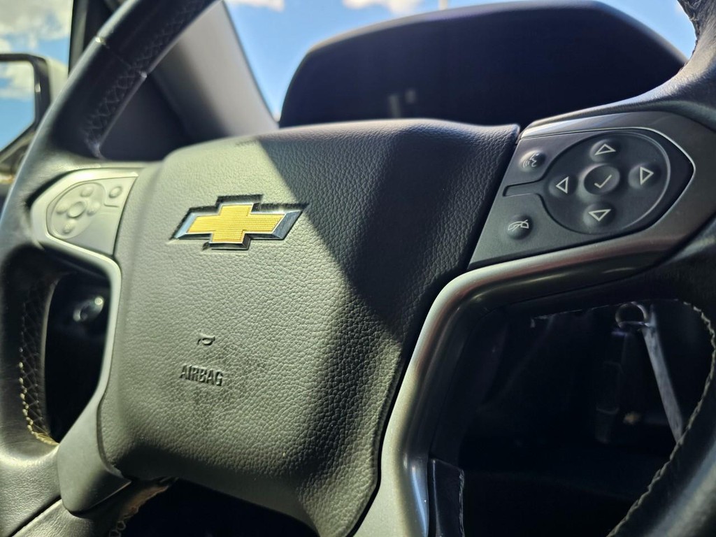 Chevrolet Suburban Vehicle Full-screen Gallery Image 22