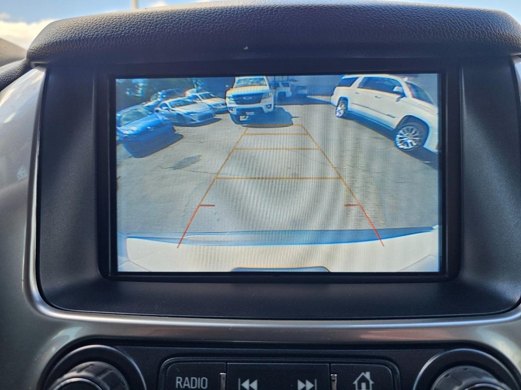 Chevrolet Suburban Vehicle Full-screen Gallery Image 25