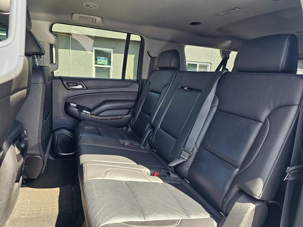 Chevrolet Suburban Vehicle Full-screen Gallery Image 26