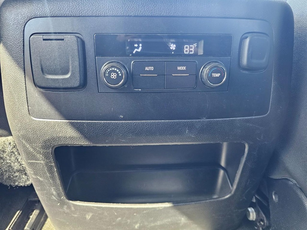 Chevrolet Suburban Vehicle Full-screen Gallery Image 28