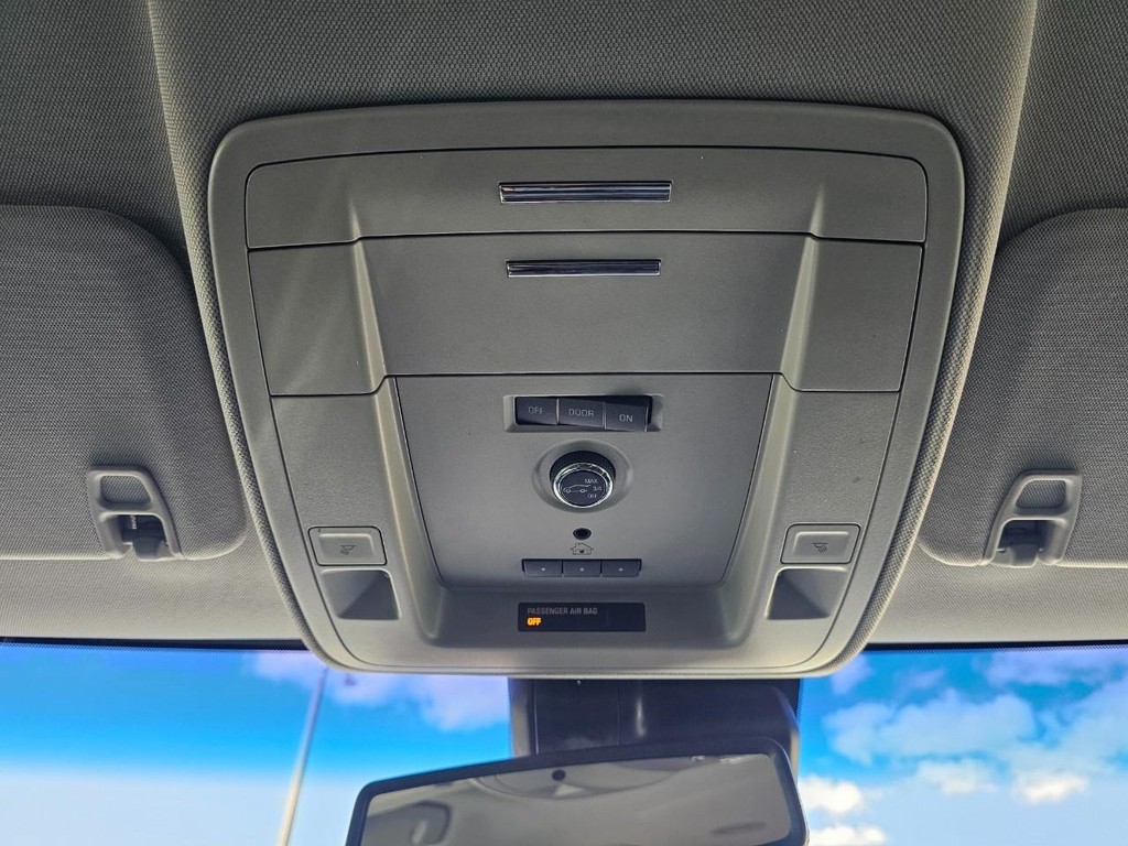 Chevrolet Suburban Vehicle Full-screen Gallery Image 35