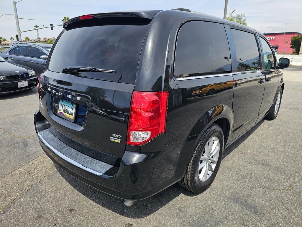 Dodge Grand Caravan Vehicle Full-screen Gallery Image 6