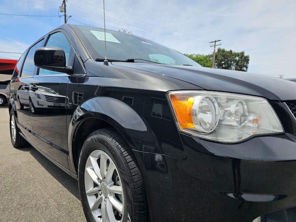 Dodge Grand Caravan Vehicle Full-screen Gallery Image 10