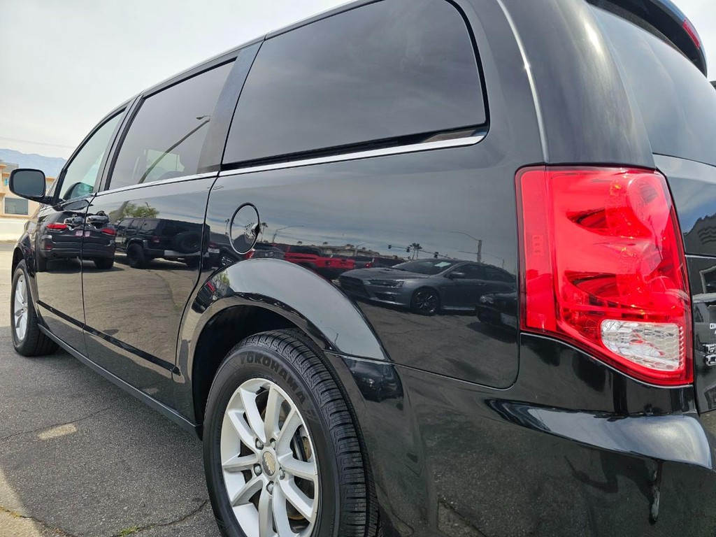 Dodge Grand Caravan Vehicle Full-screen Gallery Image 12