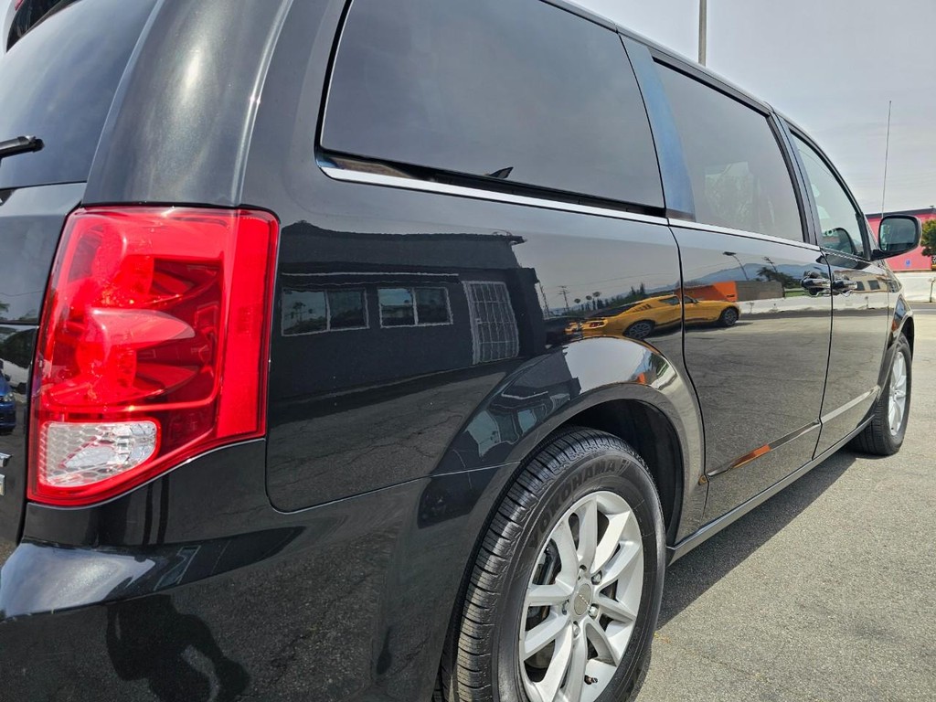 Dodge Grand Caravan Vehicle Full-screen Gallery Image 13