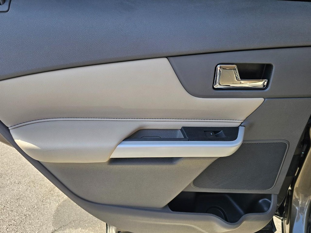 Ford Edge Vehicle Full-screen Gallery Image 23