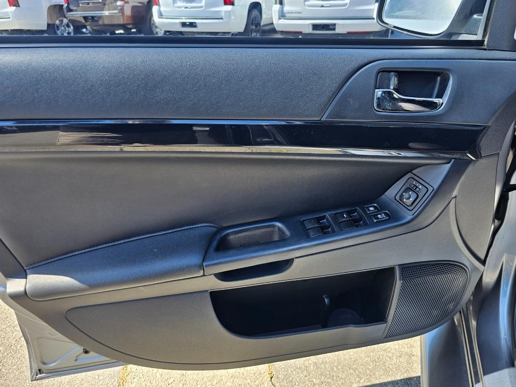 Mitsubishi Lancer Evolution Vehicle Full-screen Gallery Image 16