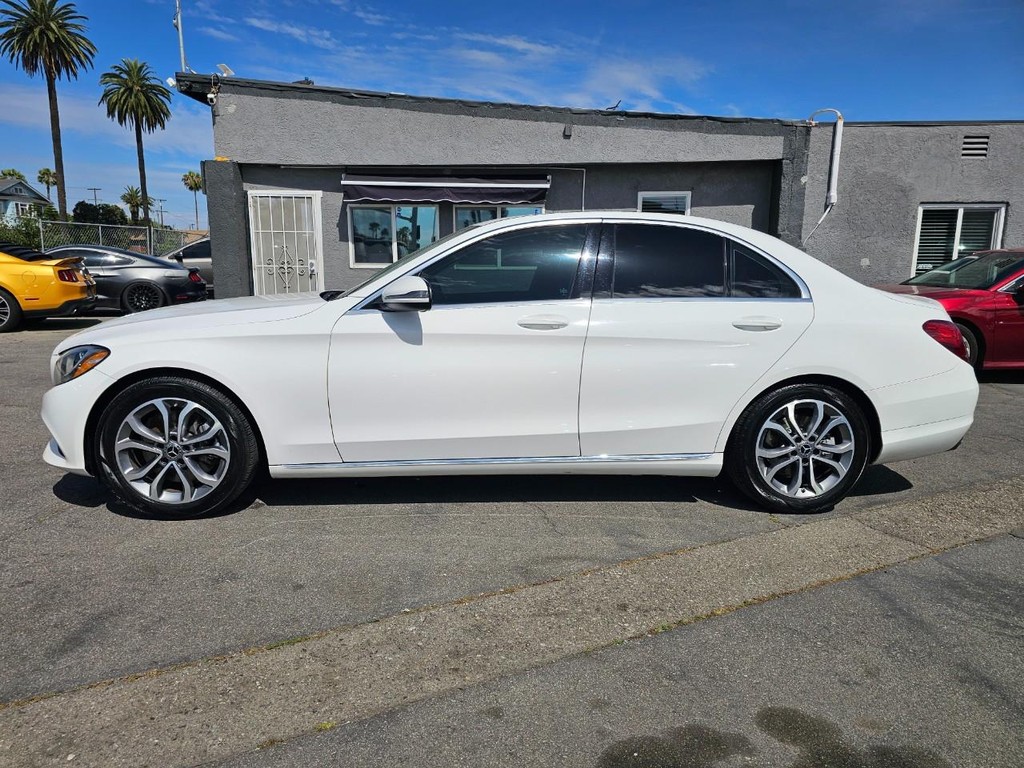 Mercedes-Benz C-Class Vehicle Full-screen Gallery Image 2