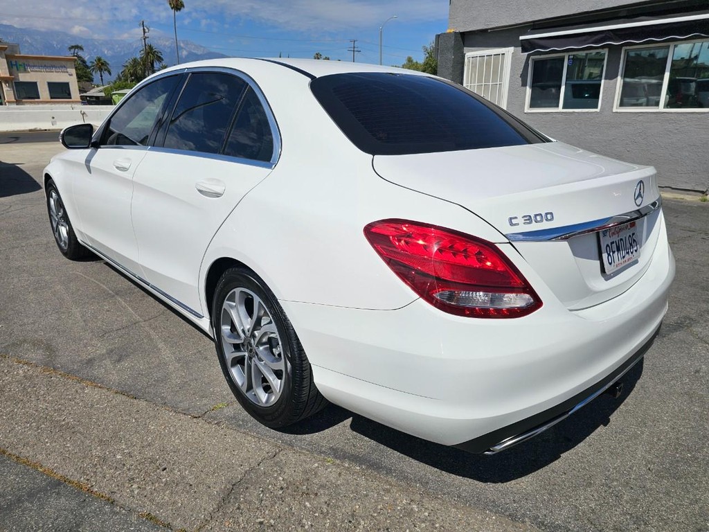Mercedes-Benz C-Class Vehicle Full-screen Gallery Image 3
