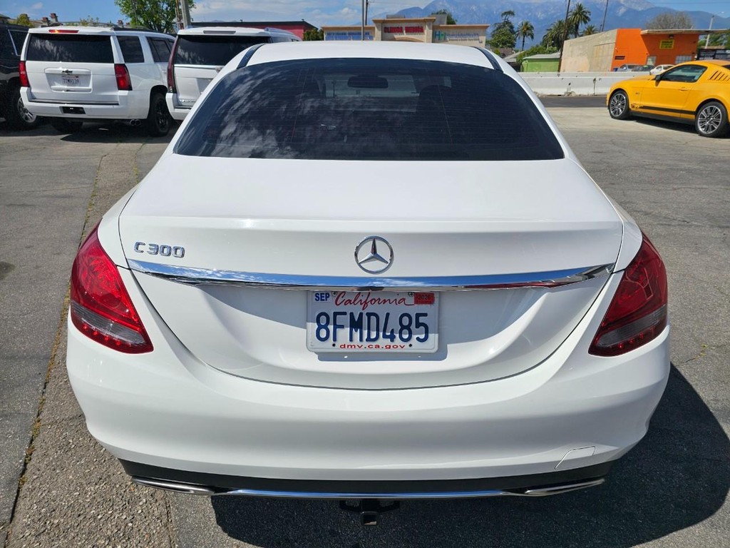 Mercedes-Benz C-Class Vehicle Full-screen Gallery Image 4