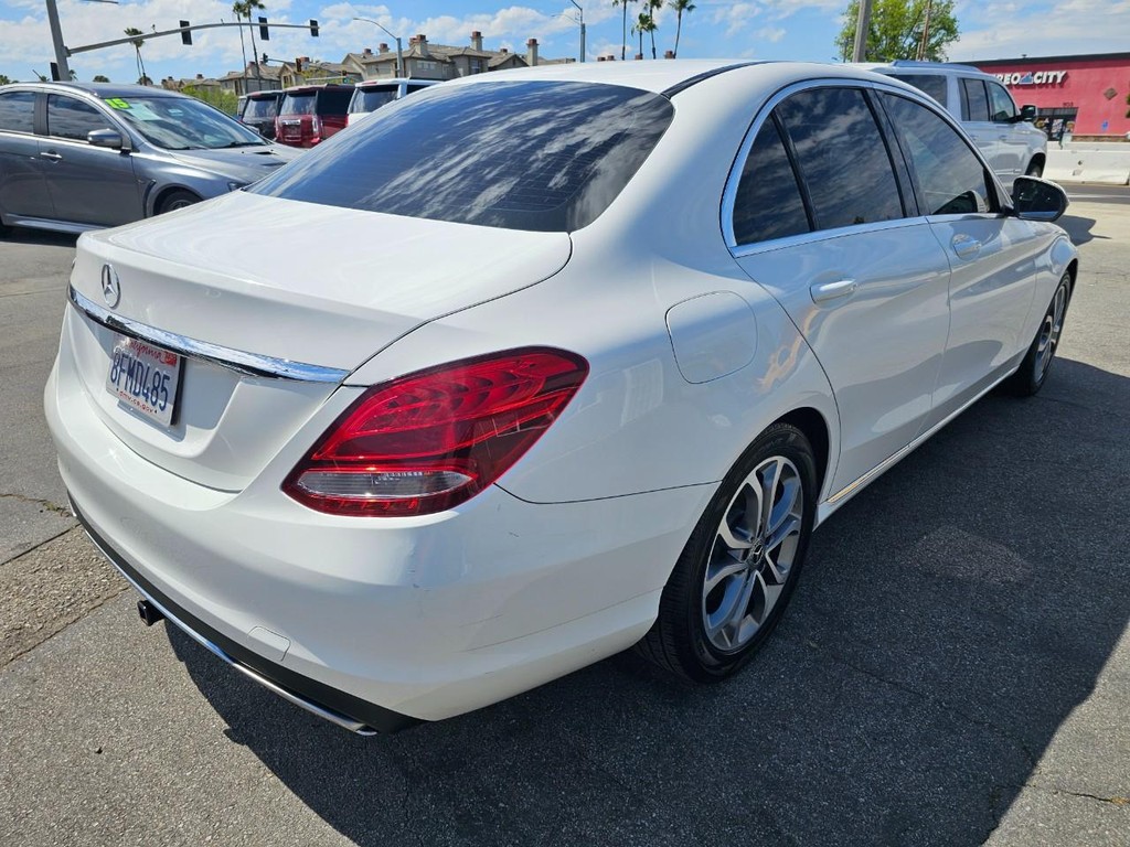 Mercedes-Benz C-Class Vehicle Full-screen Gallery Image 5