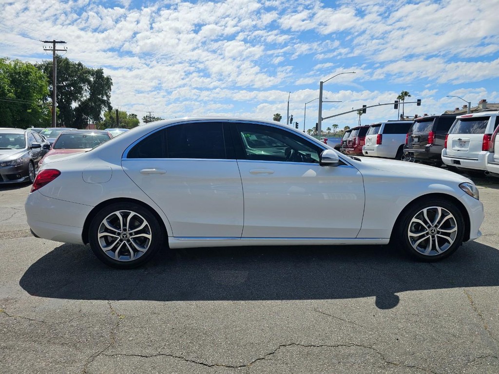 Mercedes-Benz C-Class Vehicle Full-screen Gallery Image 6