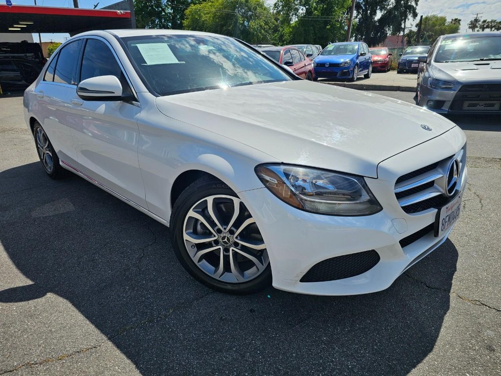 Mercedes-Benz C-Class Vehicle Full-screen Gallery Image 7