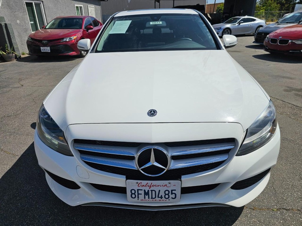 Mercedes-Benz C-Class Vehicle Full-screen Gallery Image 8