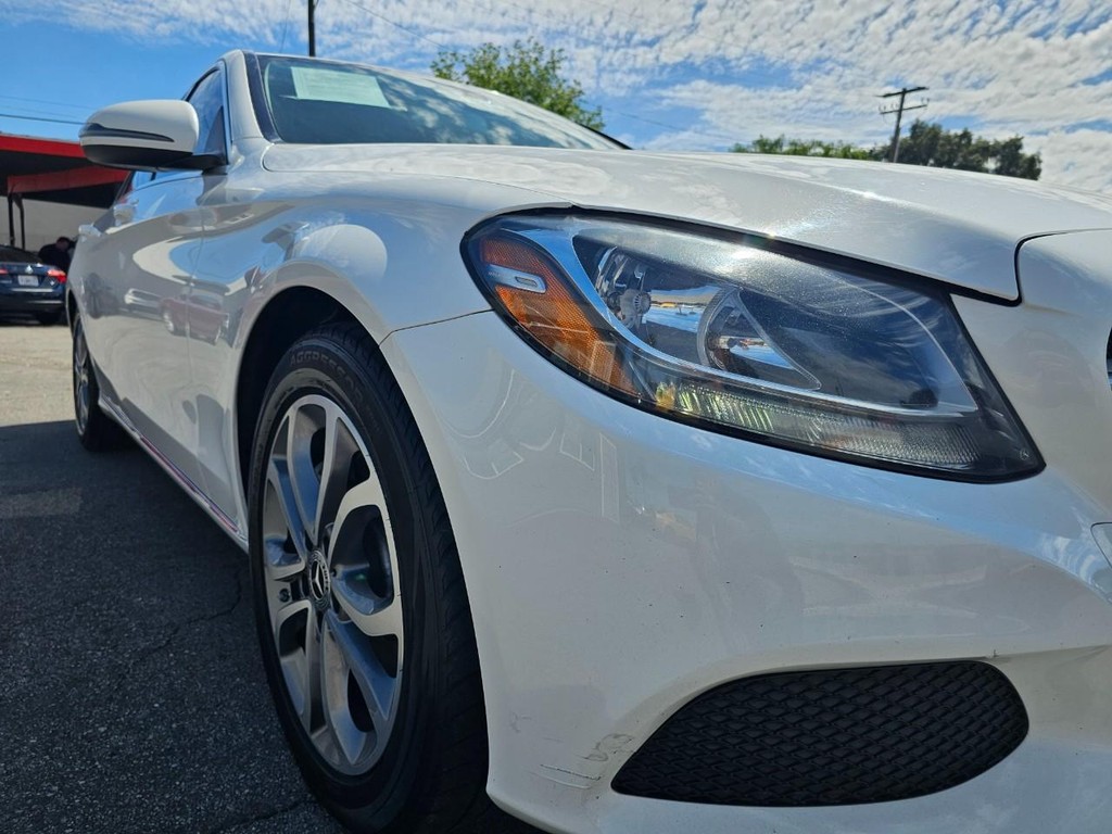 Mercedes-Benz C-Class Vehicle Full-screen Gallery Image 9