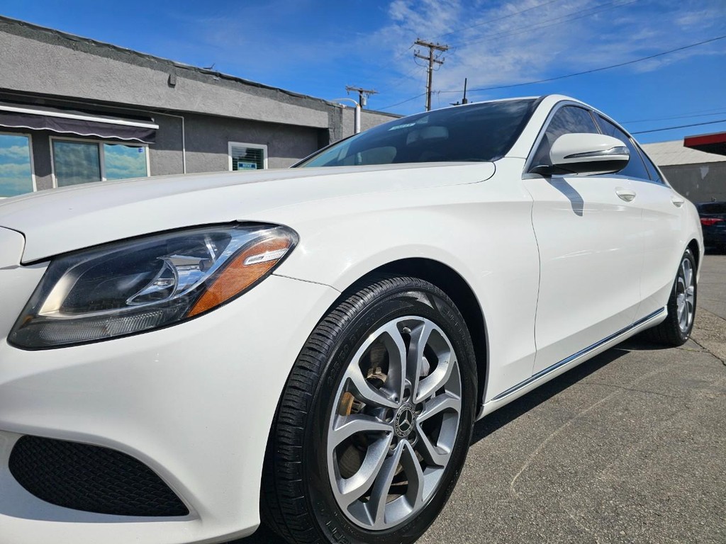 Mercedes-Benz C-Class Vehicle Full-screen Gallery Image 10