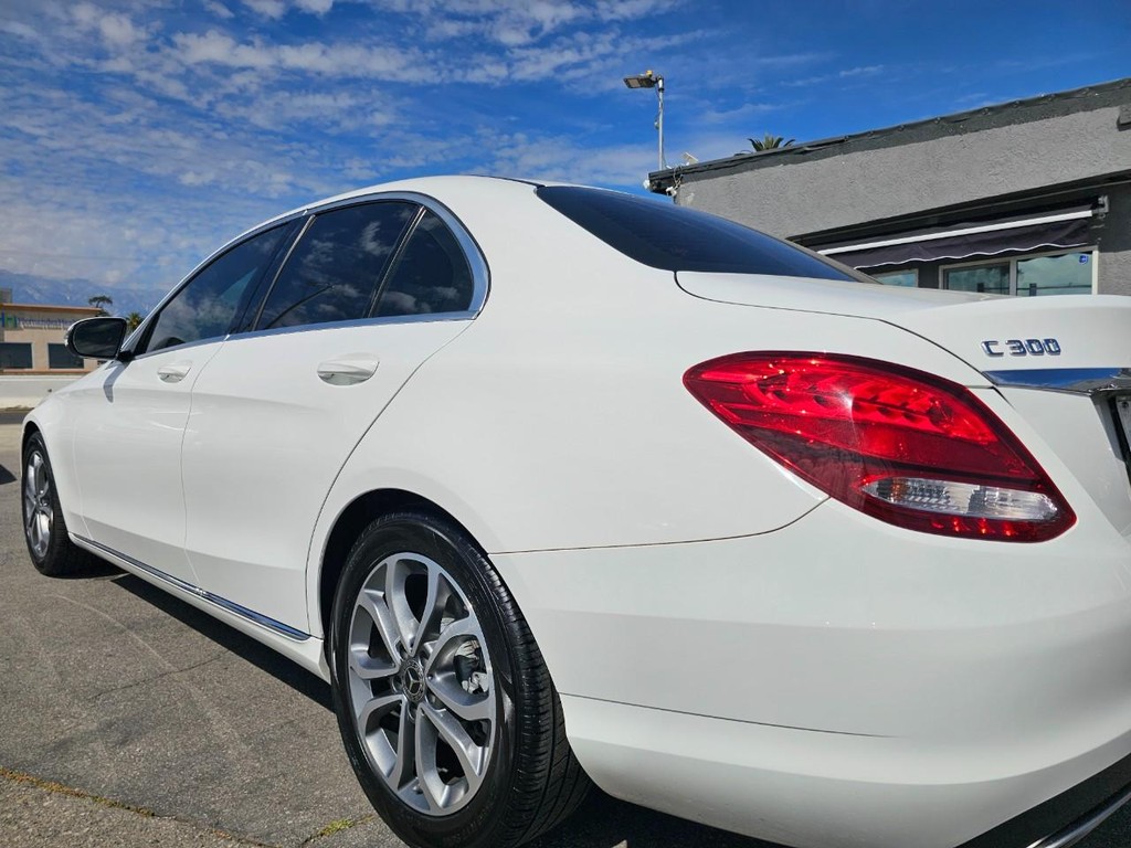 Mercedes-Benz C-Class Vehicle Full-screen Gallery Image 11