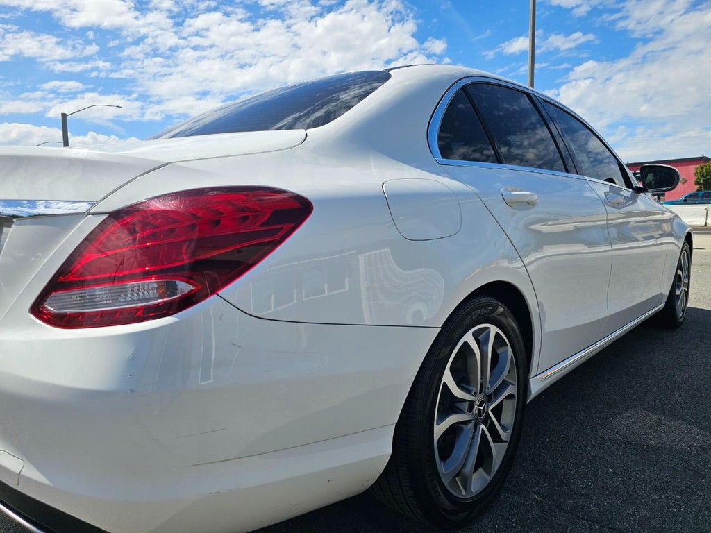 Mercedes-Benz C-Class Vehicle Full-screen Gallery Image 12