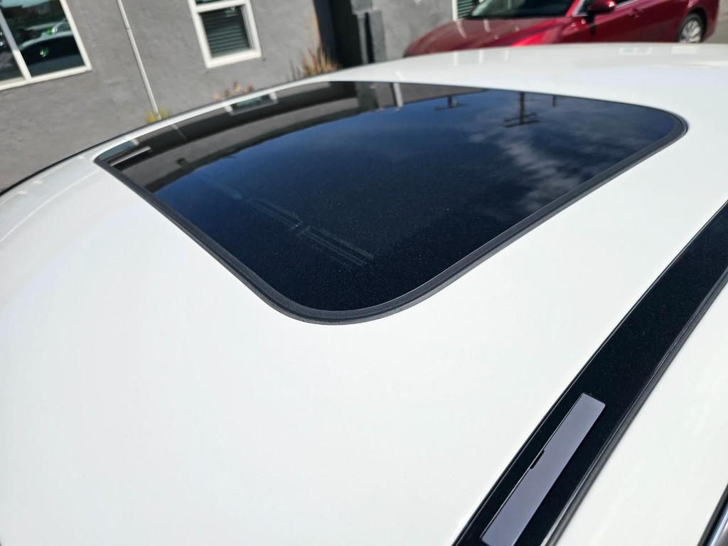 Mercedes-Benz C-Class Vehicle Full-screen Gallery Image 13