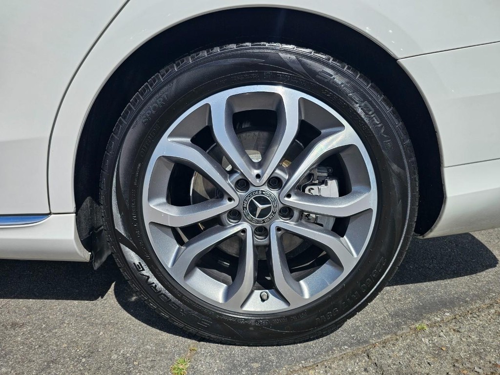 Mercedes-Benz C-Class Vehicle Full-screen Gallery Image 14