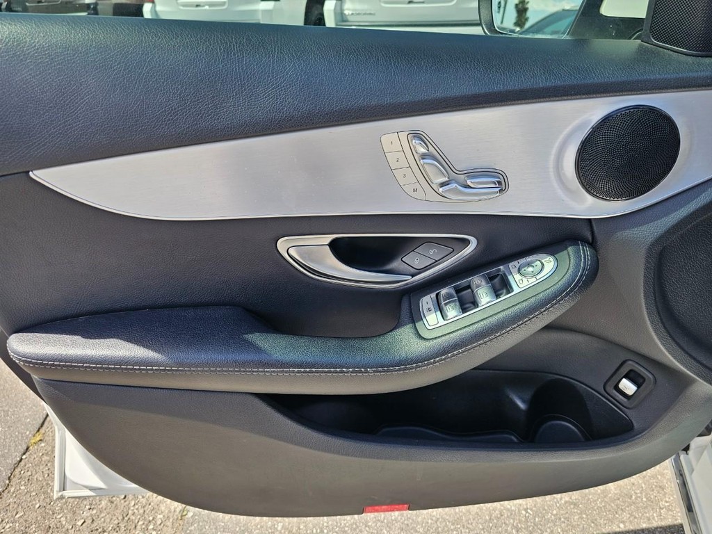 Mercedes-Benz C-Class Vehicle Full-screen Gallery Image 15