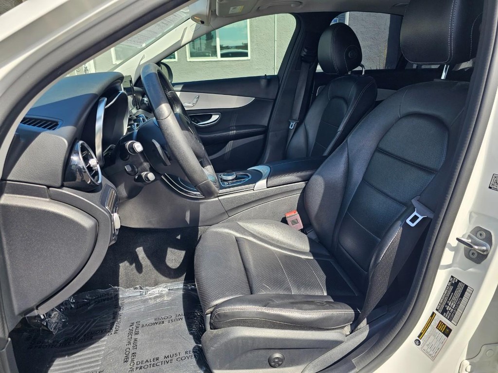 Mercedes-Benz C-Class Vehicle Full-screen Gallery Image 16