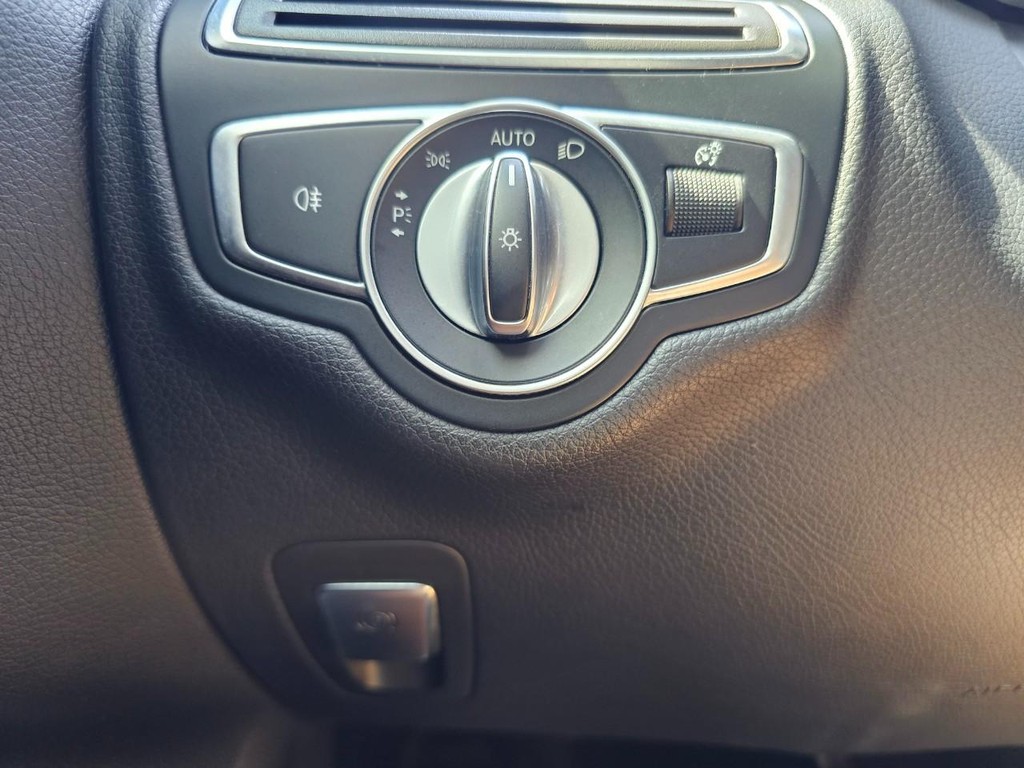 Mercedes-Benz C-Class Vehicle Full-screen Gallery Image 17