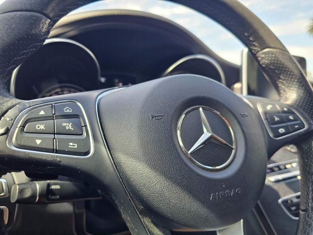 Mercedes-Benz C-Class Vehicle Full-screen Gallery Image 18