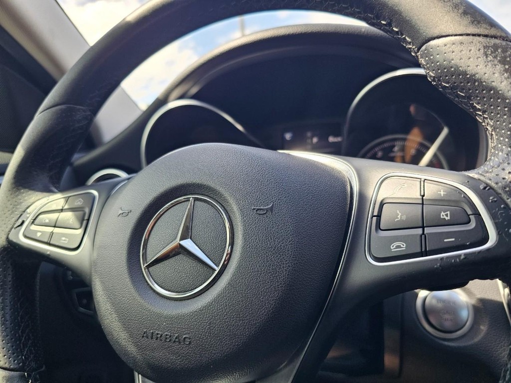 Mercedes-Benz C-Class Vehicle Full-screen Gallery Image 19