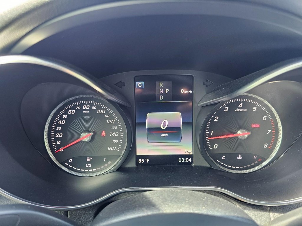 Mercedes-Benz C-Class Vehicle Full-screen Gallery Image 20