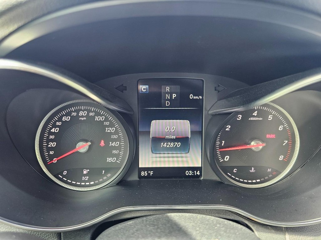 Mercedes-Benz C-Class Vehicle Full-screen Gallery Image 21