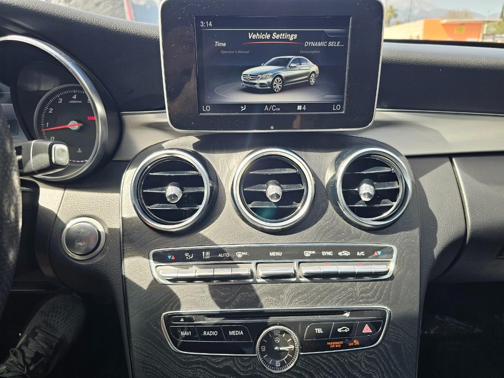 Mercedes-Benz C-Class Vehicle Full-screen Gallery Image 22