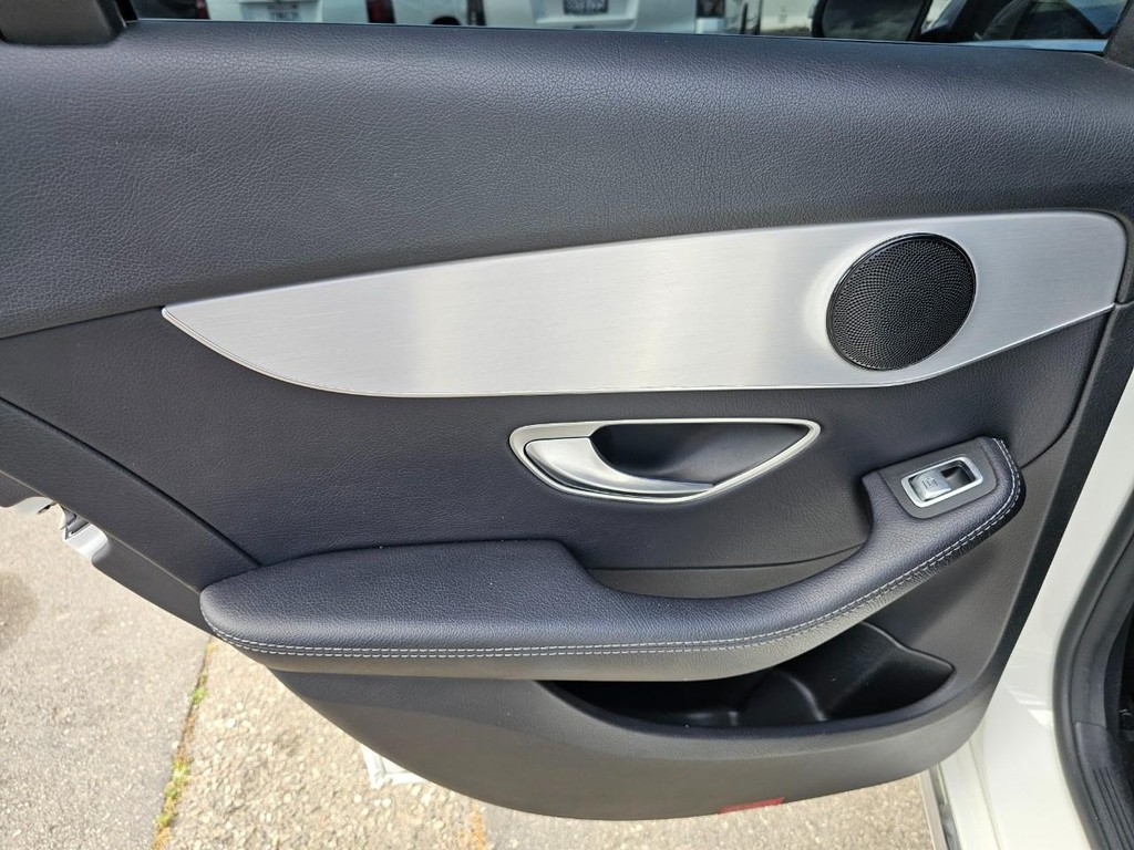 Mercedes-Benz C-Class Vehicle Full-screen Gallery Image 23