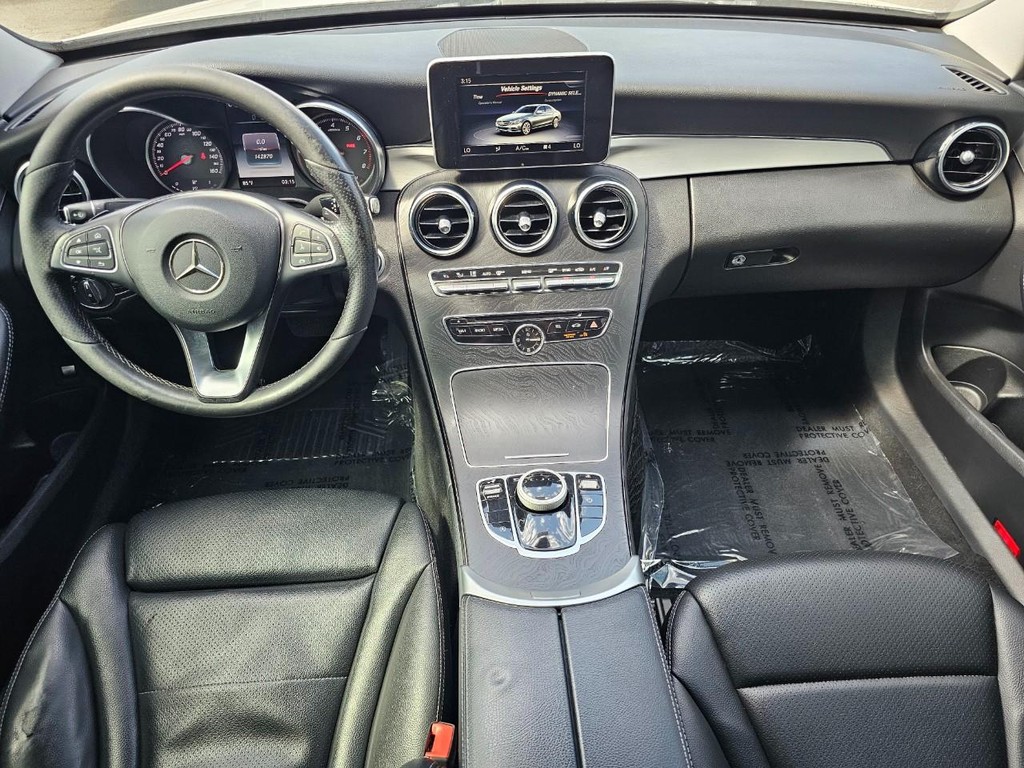 Mercedes-Benz C-Class Vehicle Full-screen Gallery Image 25