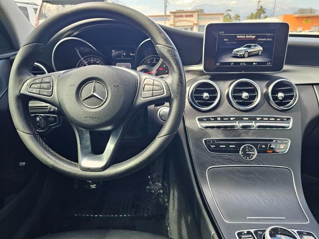 Mercedes-Benz C-Class Vehicle Full-screen Gallery Image 26