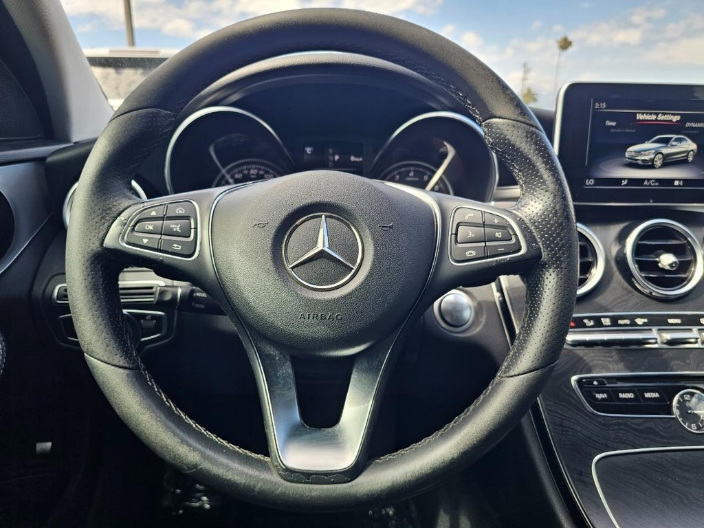 Mercedes-Benz C-Class Vehicle Full-screen Gallery Image 27