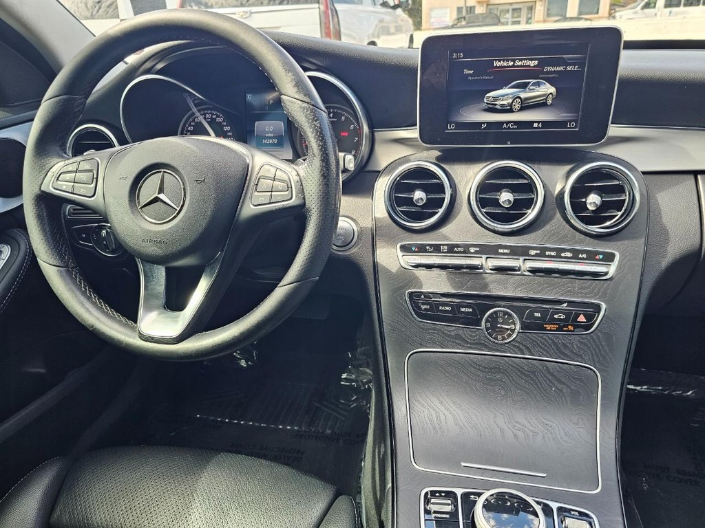 Mercedes-Benz C-Class Vehicle Full-screen Gallery Image 28