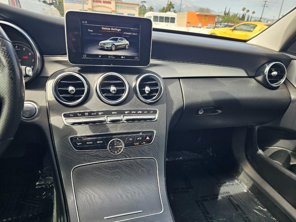 Mercedes-Benz C-Class Vehicle Full-screen Gallery Image 29