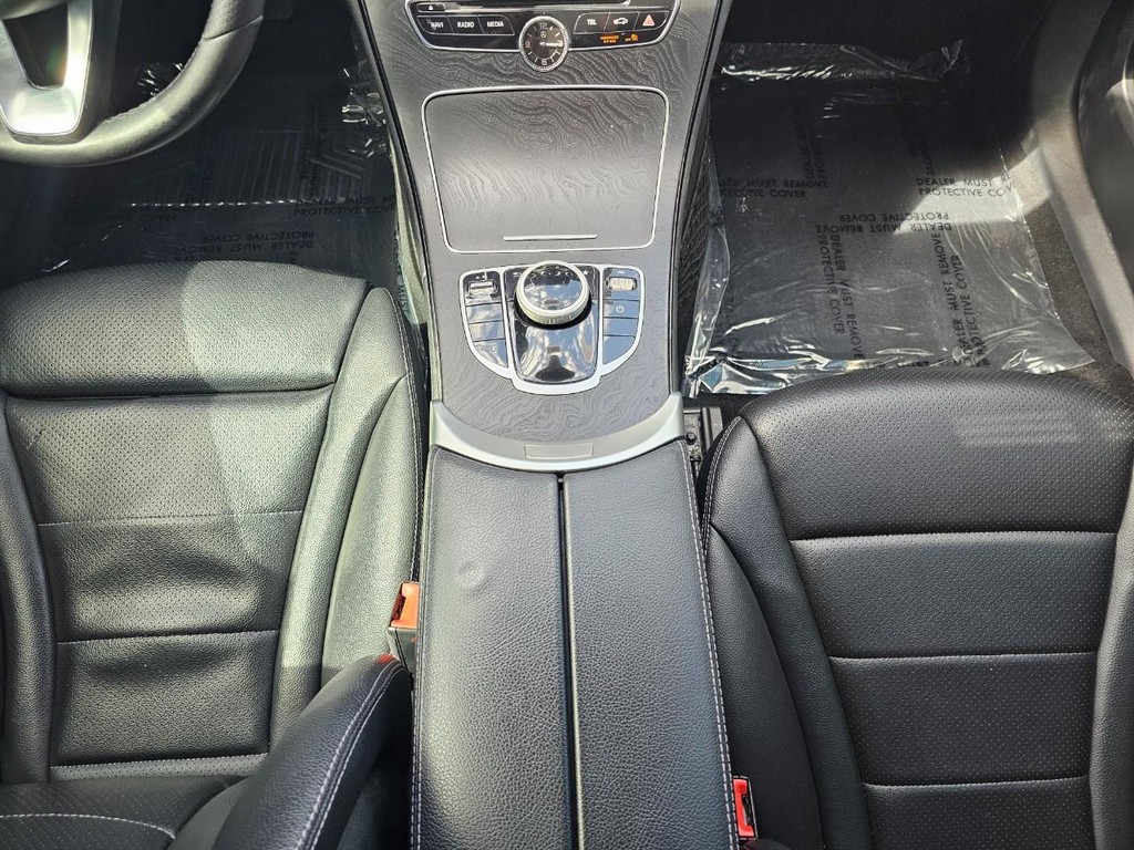 Mercedes-Benz C-Class Vehicle Full-screen Gallery Image 30